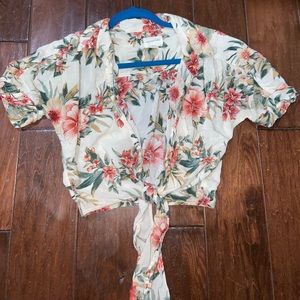 American Eagle cropped Hawaiian blouse w front tie and front buttons.
